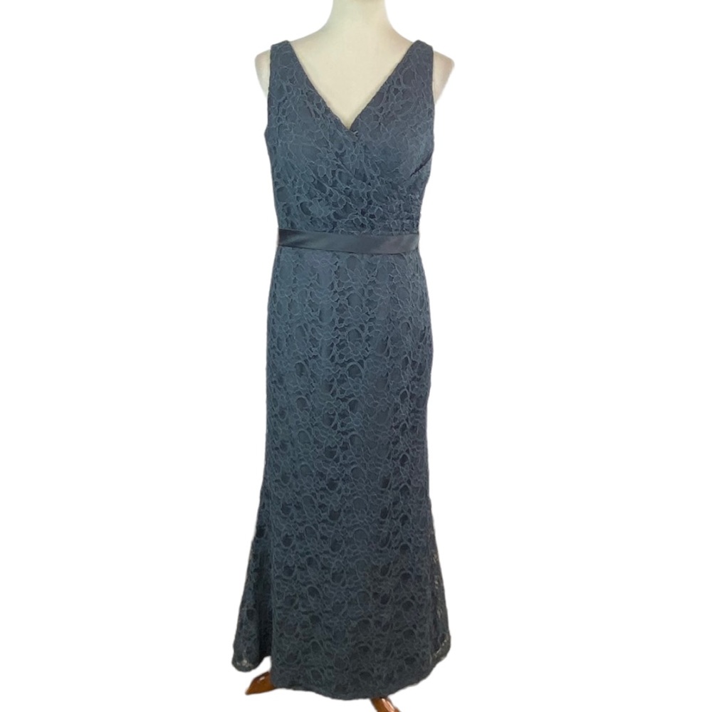 Woman’s Mari Lee by Madeline Gardner formal lace gown size 14